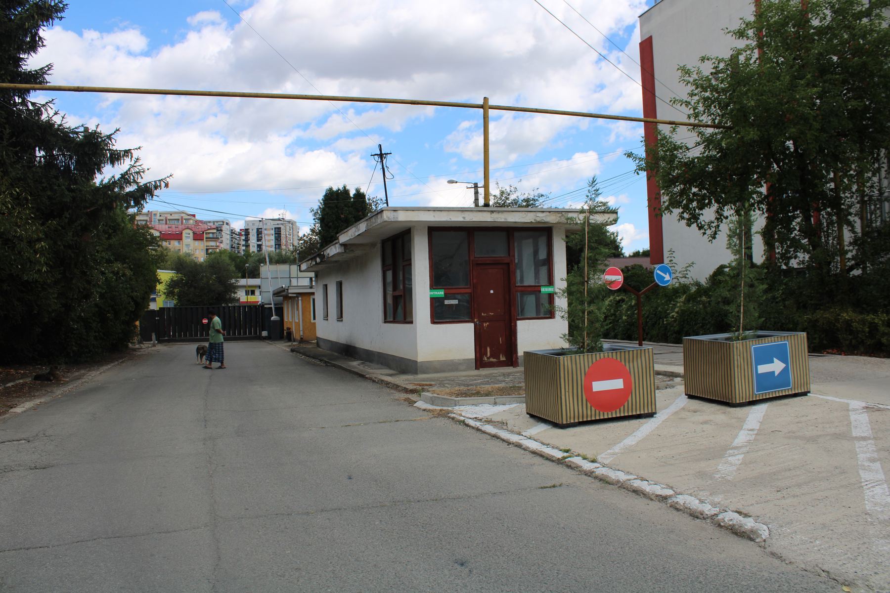 Cabina de control al accesului, la intrarea în platformă