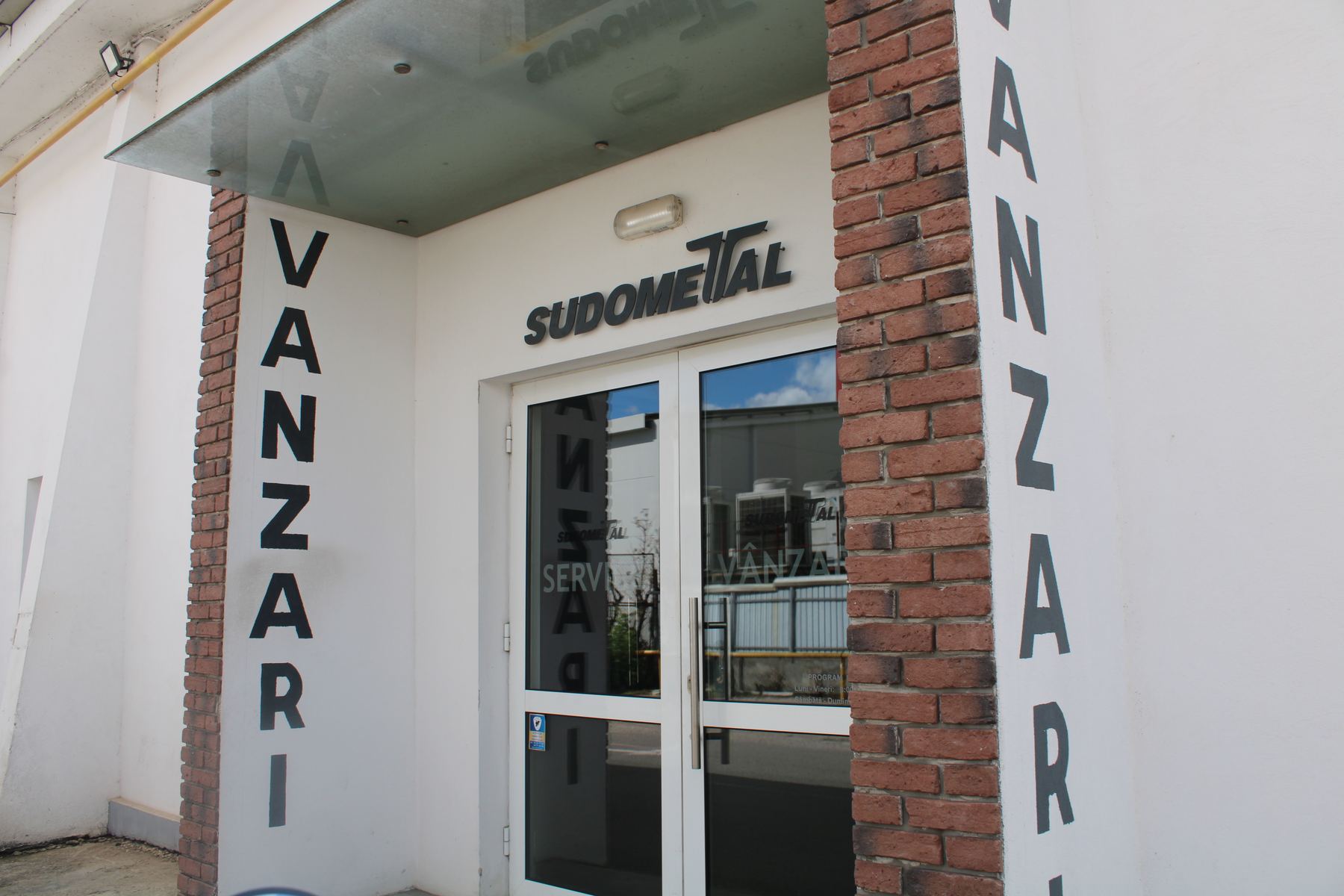Intrare spațiu comercial / birou