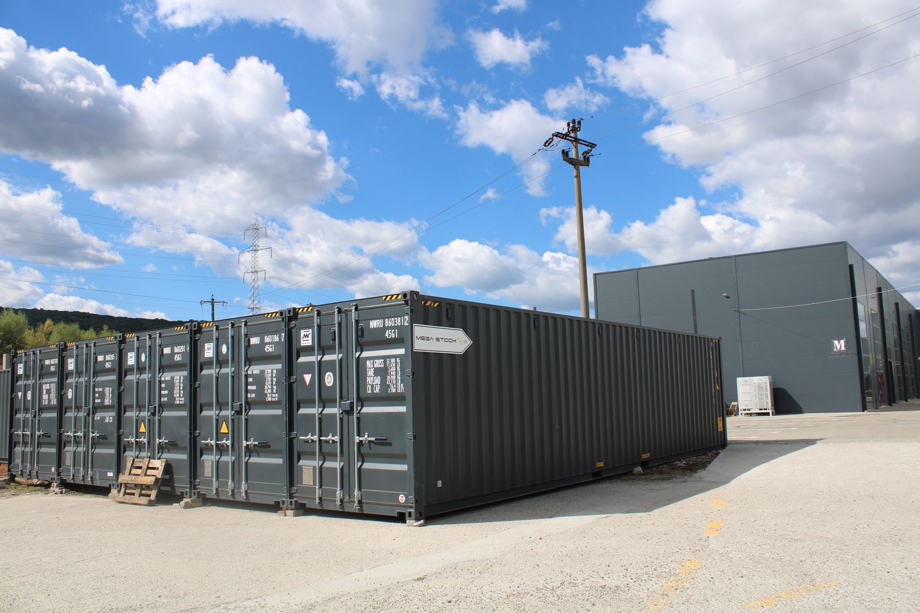 Containere aliniate în curte